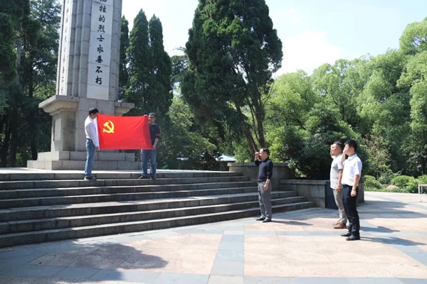 1620628814789537.jpg 市政遠(yuǎn)大黨支部開展祭拜革命先烈活動6001.jpg