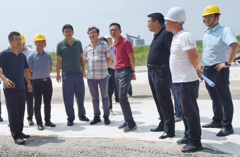 市政公用集團鄭學平到洛陽東路綜合改造廣州路東延工程檢查指導8001.jpg