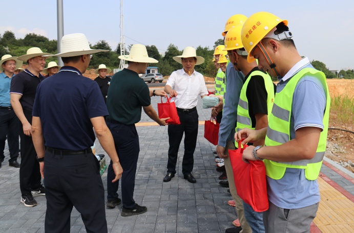 市政公用集團(tuán)萬(wàn)義輝視察綠色建筑產(chǎn)業(yè)園6913.jpg