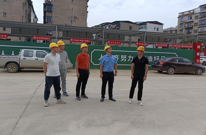 南昌市政建設(shè)集團付海華前往桃花南路安置房項目檢查質(zhì)量標準化觀摩會推進情況6911.jpg