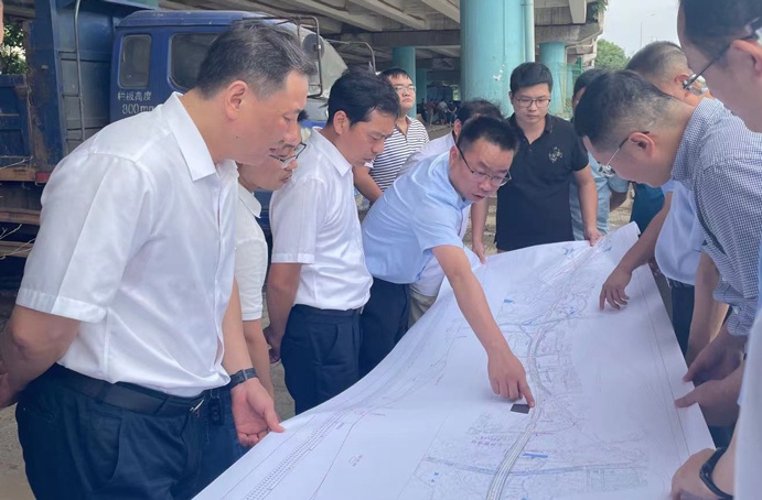 市政公用集團(tuán)黨委副書記總經(jīng)理萬義輝蒞臨S49提升改造工程項目檢查指導(dǎo)6911.jpg