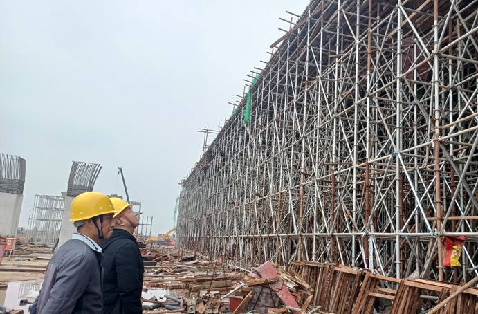 南昌市政建設(shè)集團王海龍前往小藍大道快速化工程現(xiàn)場檢查指導(dǎo)691.jpg